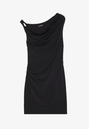 Μαύρο φόρεμα με έναν ώμο, φτιαγμένο από λείο ύφασμα, με draped λεπτομέρειες στη θωλή και μαζεμένες λεπτομέρειες κατά μήκος της πλευράς.