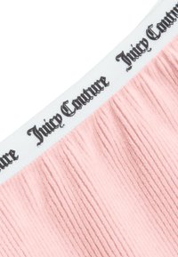 Tissu rose à côtes avec une taille élastique blanche portant le texte noir "Juicy Couture". Texture lisse avec des lignes verticales.