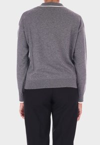 Maglione grigio lavorato a maglia con colletto, orlo e polsini a costine, e una texture liscia. La vista posteriore mostra un design aderente e dettagli sottili.
