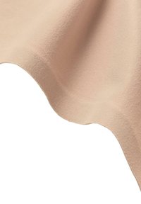 Beige stof met een zachte, gestructureerde oppervlakte, elegant gedrapeerd met subtiele plooien, die een gladde afwerking en organische vorm toont.