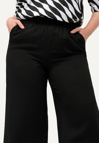 Ulla Popken WIDE ELASTIC WAIST - Short - black
