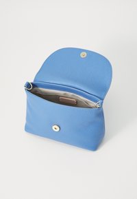 Borsa a tracolla blu in pelle con superficie texturizzata, design piatto, hardware dorato e chiusura a scatto singolo. L'interno presenta una fodera in tessuto chiaro.