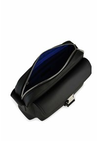Borsa in pelle nera con zip argentata, aperta per rivelare un interno blu. Presenta un design strutturato e una chiusura a morsetto per una chiusura sicura.