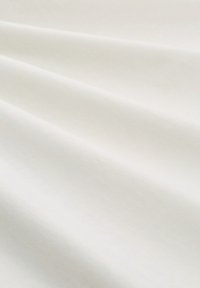 Witte stof met een soepele textuur, voorzien van subtiele drapering en zonder zichtbare patronen. Het materiaal lijkt zacht en lichtgewicht.