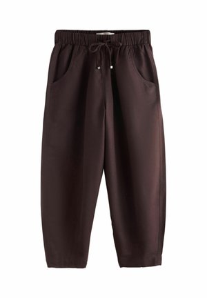 Tumedat pruuni värvi lahtised püksid, millel on elastne vöökoht ja nöör, kahe esitasku ja lühendatud pikkus.