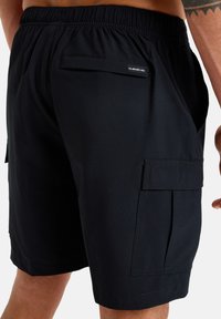 Čierne cargo šortky vyrobené z ľahkej textílie, so elastickým pásom, bočnými vreckami a zadným vreckom s detailom štítka.