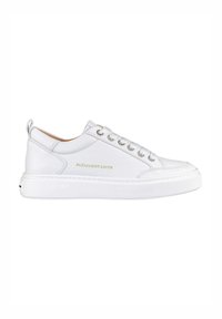 Sneaker bianca in pelle con finitura testurizzata e occhielli in argento. Presenta una suola spessa bianca e un nome del marchio in oro sul lato.