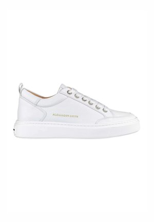 Sneaker bianca in pelle con finitura testurizzata e occhielli in argento. Presenta una suola spessa bianca e un nome del marchio in oro sul lato.