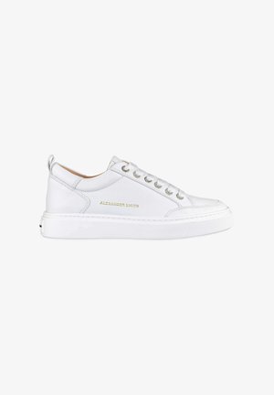 Sneaker bianca in pelle con finitura testurizzata e occhielli in argento. Presenta una suola spessa bianca e un nome del marchio in oro sul lato.