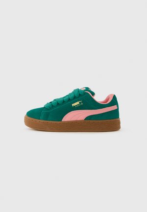 Sneaker verde in suede con dettagli rosa e suola in gomma spessa e testurizzata. Presenta punta arrotondata e design con lacci, con brandizzazione sul lato.