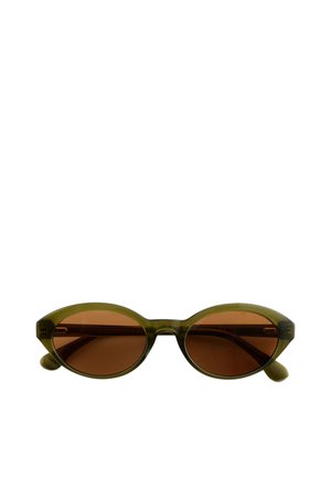 Ovale zonnebril in olijfgroen met bruin getinte glazen en dunne pootjes, weergegeven tegen een witte achtergrond.