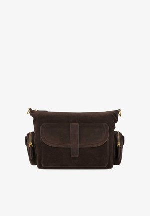 Bolso mensajero de ante marrón oscuro con bolsillo frontal con solapa, dos bolsillos laterales con cremallera y anillos de hardware en tono dorado.