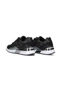 Zwarte sneakers met een gestructureerde bovenkant, voorzien van een logopatroon. Ze hebben een reflecterende metallic hielaccent en een witte zool.