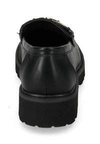 Stivale alla caviglia in pelle nera con punta rotonda, tomaia testurizzata, suola in gomma spessa e dettaglio con zip sul retro.