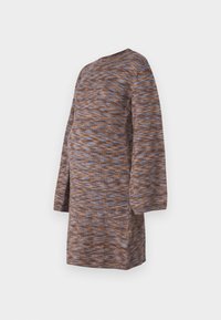 Robe en tricot marron avec un motif marbré bleu et orange, manches longues, encolure ronde et coupe décontractée conçue pour le confort.