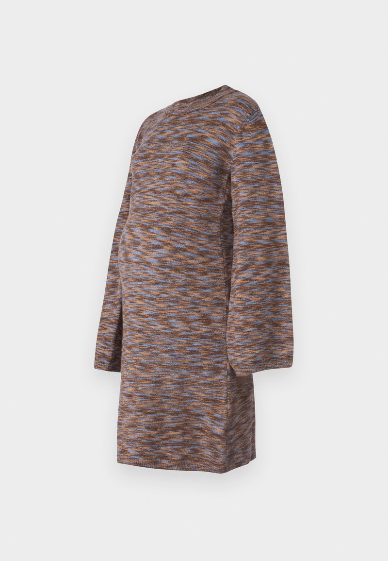 Vestido de punto en marrón con un patrón veteado en azul y naranja, de mangas largas, escote redondo y un corte holgado diseñado para la comodidad.