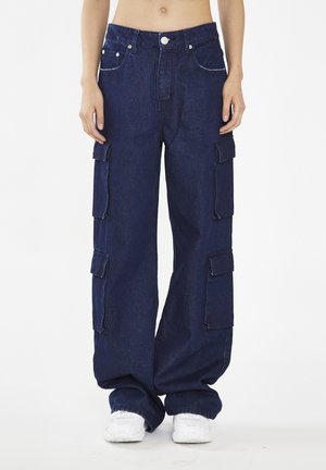 Pantaloni cargo blu navy con vestibilità rilassata, dotati di molteplici tasche laterali, dettagli di cucitura bianca e chiusura con bottone in vita.