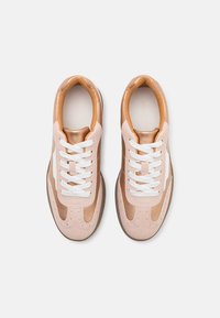 Tenisky s růžovým semišovým svrškem, metalickými akcenty v růžovém zlatě, bílými tkaničkami a hnědou gumovou podrážkou. Obsahují klasický design na šněrování.