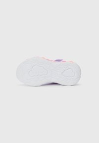 Fehér sneaker talp, textúrált mintával, rózsaszín, narancs és lila színekben színes akcentusokkal. Felhő alakú dizájnelemeket tartalmaz.