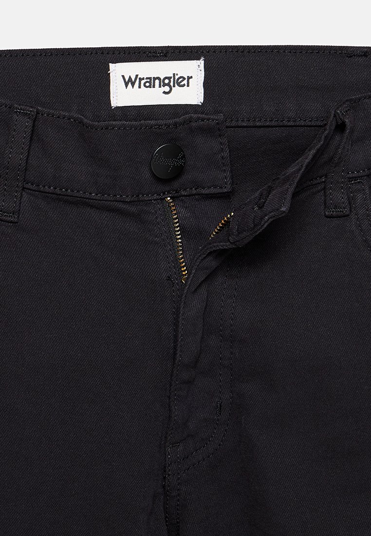 Schwarze Wrangler-Jeans mit Reißverschluss, Metallknopf an der Taille und verstärkter Naht entlang der Nähte.