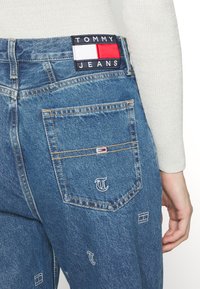 Tommy Jeans MOM - Relaxed fit jeans - denim medium