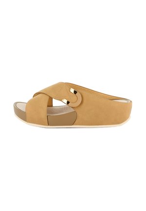 Sandalo zeppa slip-on color cuoio con cinturini incrociati e dettaglio fibbia dorata sul lato, con sottopiede sagomato e suola bianca.