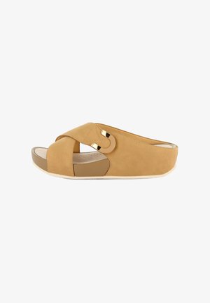 Sandalo zeppa slip-on color cuoio con cinturini incrociati e dettaglio fibbia dorata sul lato, con sottopiede sagomato e suola bianca.