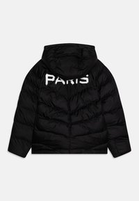 Czarna kurtka puchowa z kapturem i wyraźnym białym napisem "PARIS" z tyłu. Teksturowany, pikowany design z wzorem w jodełkę.