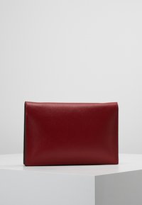 Dorothy Perkins Taška s příčným popruhem - dark red
