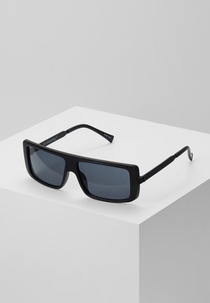 Occhiali da sole rettangolari neri con lenti grigie; montatura spessa; design piatto; stanghette sottili e curve; minimal branding sulla montatura.