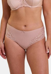 Culotte de bikini rose avec un devant en tissu lisse et de délicates accents en dentelle sur les côtés, ornée d'un petit nœud à la taille.
