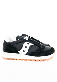 Czarno-białe buty sportowe wykonane ze skóry i zamszu, z białym logo i gumową podeszwą. Sznurowane z wyściełanym kołnierzem.