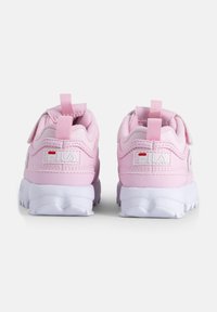Baskets de sport roses avec une tige texturée, semelle en caoutchouc blanche et un tirant. Présente un logo FILA au niveau du talon.