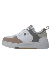 Zapatilla blanca con acentos beiges y grises, que cuenta con una puntera de ante texturizado, suela resistente y un sistema de cordones prominente.