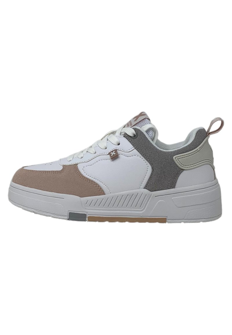 Zapatilla blanca con acentos beiges y grises, que cuenta con una puntera de ante texturizado, suela resistente y un sistema de cordones prominente.