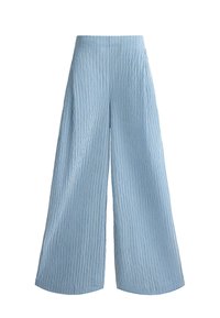 Pantalon taille haute, jambes larges, avec des rayures verticales bleu clair et blanches, en tissu léger texturé.