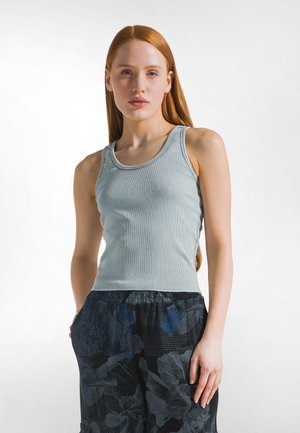 Lichtblauw geribbelde tanktop met brede bandjes en een ronde hals, gecombineerd met zwart gebloemde broek met patroon. Glad materiaal.