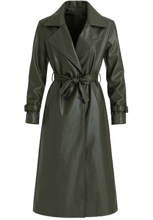 Trench coat lungo verde oliva in vinile lucido. Presenta un colletto a risvolto, bottoni doppiopetto e una cintura in vita regolabile.