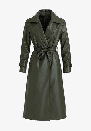 Olivgroene lange trenchcoat van glanzend vinyl. Voorzien van een reverskraag, dubbele knopenrij en een tailleceintuur voor aanpassing.