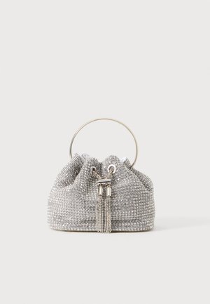 Piccola borsa da sera argentata coperta di strass scintillanti con manico metallico rotondo e due nappine decorative sul davanti.