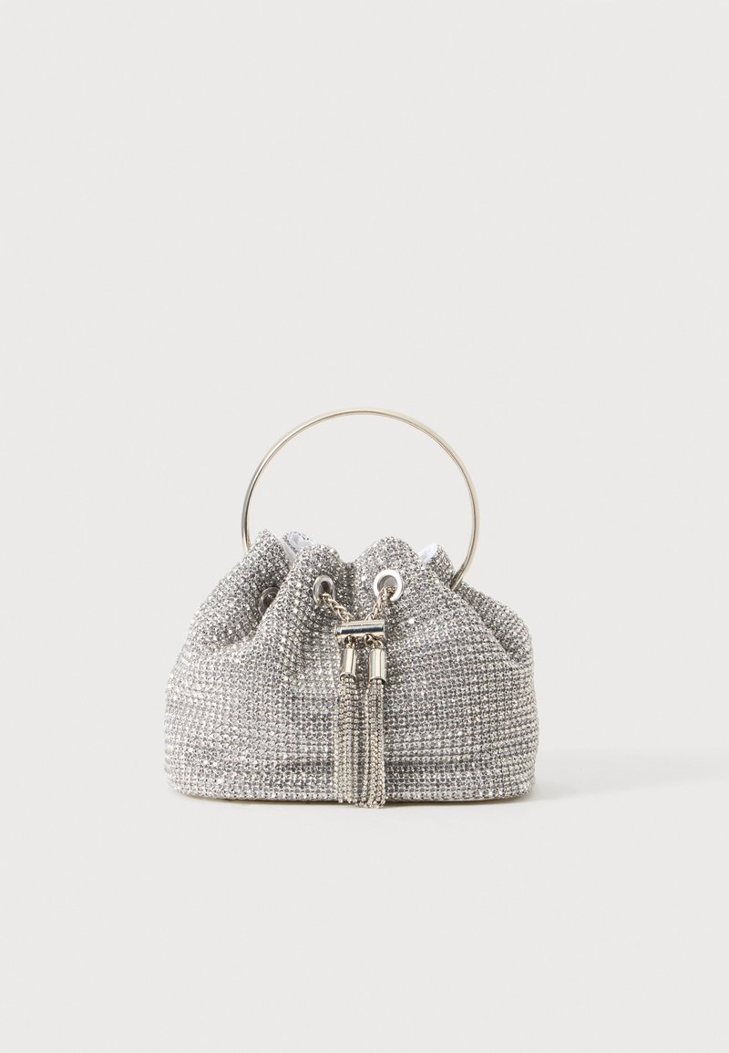 Petit sac de soirée argenté recouvert de strass scintillants avec une poignée métallique ronde et deux pampilles décoratives à l'avant.