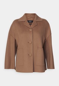 Abrigo marrón de mezcla de lana con cuello con solapa, tres botones y dos bolsillos delanteros. Presenta un ajuste relajado y mangas ligeramente recortadas.