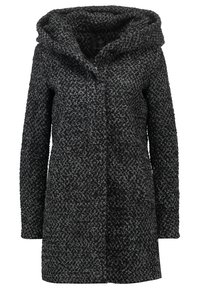 Svart och grå texturerad kappa med huva, långa ärmar och framknäppning. Har ett vävt mönster och en avslappnad silhuett.