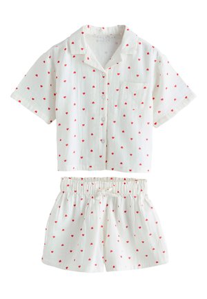 Biela krátka košeľa na gombíky s krátkymi rukávmi a šortky s elastickým pásom s malým červeným srdiečkovým vzorom, navrhnuté ako ľahké nočné oblečenie.