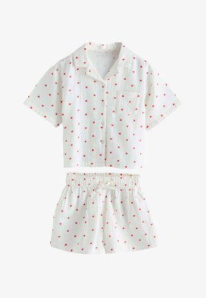Biela krátka košeľa na gombíky s krátkymi rukávmi a šortky s elastickým pásom s malým červeným srdiečkovým vzorom, navrhnuté ako ľahké nočné oblečenie.