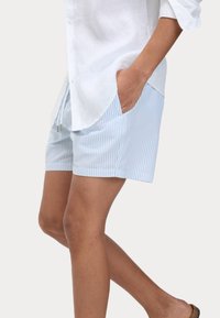 Lichtblauwe en witte gestreepte shorts gemaakt van katoen, met zijzakken en een elastische tailleband voor comfort.