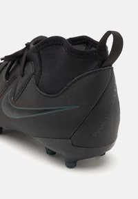 Botas de fútbol Nike Phantom negras con material sintético texturizado, punta redondeada y un distintivo diseño en color teal del swoosh en el costado.