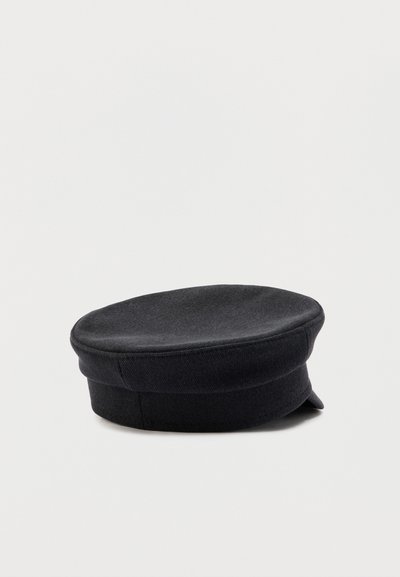 Μαύρο μάλλινο καπέλο με επίπεδη κορυφή και κοντό μπροστινό γείσο, εμφανίζεται πάνω σε απλό λευκό φόντο.