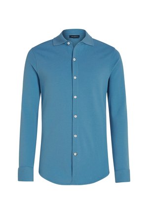 Blaues Hemd mit langen Ärmeln, spitzem Kragen und weißen Knöpfen, legerer Stil, auf weißem Hintergrund dargestellt.