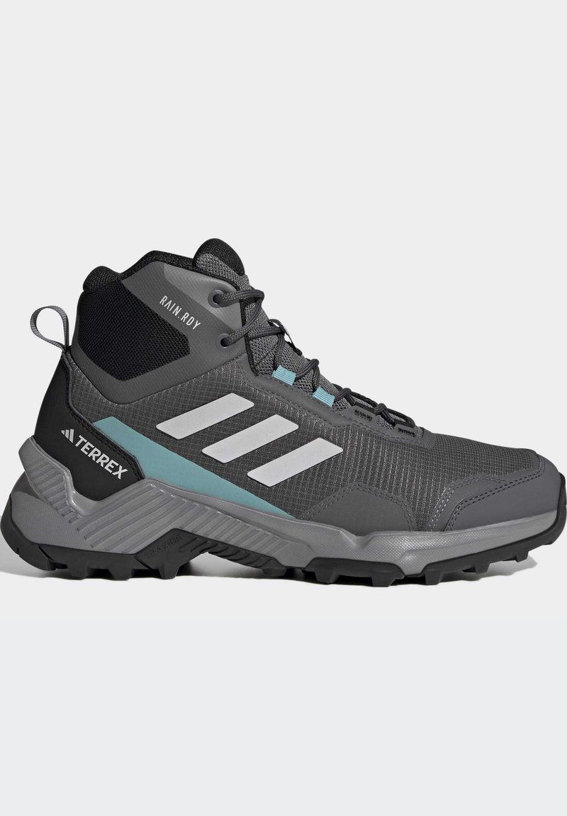 Szare buty trekkingowe z średnim krojem. Wykonane z siateczki i materiałów syntetycznych, z jasnoniebieskimi akcentami i fakturowaną gumową podeszwą z rowkami.